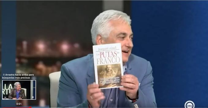 Martos muestra el libro Las putas de Franco en el programa de InterAlmeria