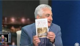 Martos muestra el libro Las putas de Franco en el programa de InterAlmeria